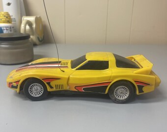 Coche teledirigido Corvette Stingray clásico (sin mando a distancia). Se vende tal cual.