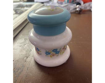 Pote de vidro leitoso para talco Avon English Provincial, década de 1970, com estampa de ave-do-paraíso.