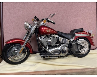 SOLO LA MOTO Harley Davidson Fatboy RC de 28" de New Bright, 9.6 V, color rojo.