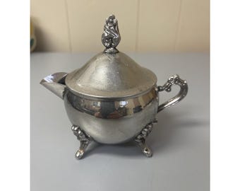Jarra de crema con pie y tapa, estilo Reina Ana, chapada en plata vintage. Ideal para una delicada fiesta del té.
