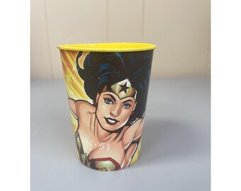 Bicchiere da festa in plastica da collezione Wonder Woman Hallmark, prodotto negli Stati Uniti, 473 ml (16 oz).