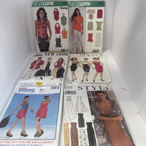Könnte beinhalten: Eine Sammlung von sechs Schnittmusterumschlägen der Marken New Look, Burda Young Fashion und Style. Jeder Umschlag zeigt Illustrationen oder Fotos von Kleidungsstücken wie Oberteilen, Röcken, Kleidern und Hosen sowie aufgedruckte Markennamen.