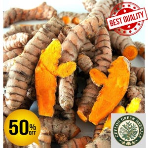 Puede incluir: Primer plano de raíces frescas de cúrcuma, con un interior naranja vibrante y un exterior marrón. La imagen incluye un sello de "Best Quality" y una promoción de "50% Off". También es visible el logotipo de Ceylon Green Herbals.