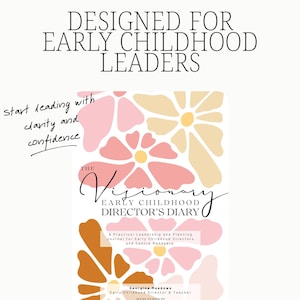 Könnte beinhalten: Ein Journal mit dem Titel "The Visionary Early Childhood Director's Diary" mit floralen Illustrationen in Rosa, Pfirsich und Braun. Der Text auf dem Cover lautet "Designed for Early Childhood Leaders" und "start leading with clarity and confidence". Die Ausgabe 2026 ist von Georgina Meadows.