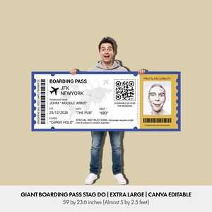 Könnte beinhalten: Ein großes blau-gelbes Boarding-Pass mit dem Text "BOARDING PASS JFK NEWYORK" und dem Namen des Passagiers "JOHN * NOODLE ARMS*". Der Pass ist 150 x 60 cm groß.