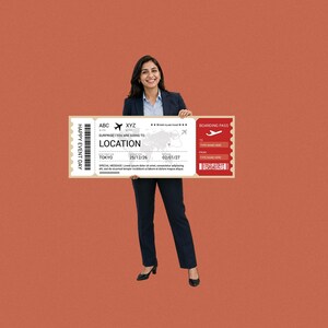 Könnte beinhalten: Eine große rechteckige Bordkarte mit rot-weißem Design. Der Text lautet HAPPY EVENT DAY, SURPRISE! YOU ARE GOING TO LOCATION, TOKYO, 25/12/26, 02/01/27 und BOARDING PASS. Sie enthält eine Weltkartengrafik und einen Strichcode.