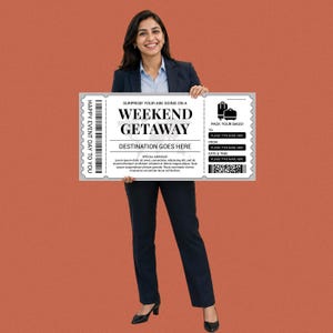 Könnte beinhalten: Ein großes rechteckiges Scherz-Ticket für einen Wochenendausflug mit schwarzem Text auf weißem Hintergrund. Das Ticket enthält die Worte WEEKEND GETAWAY, einen Strichcode, einen QR-Code sowie Felder für Empfängername, Absender und Datum.
