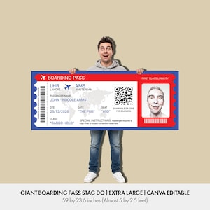 Könnte beinhalten: Ein riesiger Boarding Pass mit rotem und blauem Rand, gehalten von einer Person. Der Pass enthält Details wie den Namen des Passagiers "John Noodle Arms", Fluginformationen und einen QR-Code. Der Pass misst 149.86 cm x 59.94 cm.