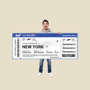 以下が含まれることがあります： XYZ Airlinesの青と白の大きな長方形の搭乗券。「SURPRISE! YOU ARE GOING TO NEW YORK」というテキストが記載されています。チケットには世界地図のグラフィック、CDGからJFKへのフライト詳細、15.15.26の日付、名前用のプレースホルダーが含まれています。