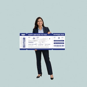 Peut inclure: Un grand billet d'avion rectangulaire bleu et blanc avec le texte HAPPY BIRTHDAY TO YOU!, SURPRISE! YOU ARE GOING TO HAWAII, des détails de vol avec les dates 21/07/2026, des champs pour le nom du passager et un code-barres graphique.