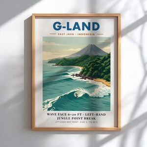 Może przedstawiać: Oprawiony plakat podróżniczy zatytułowany G-LAND EAST JAVA INDONESIA przedstawiający górę, zielone wybrzeże i surfera na fali. Tekst zawiera WAVE FACE 6-20 FT, LEFT-HAND, JUNGLE POINT BREAK oraz współrzędne 8.65 S, 114 38 E.