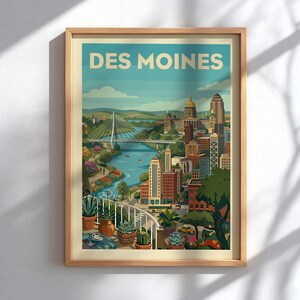 Peut inclure: Une affiche de voyage encadrée présentant une illustration stylisée de la ligne d'horizon de Des Moines, un pont à haubans au-dessus d'une rivière et un balcon au premier plan avec des plantes succulentes. Le texte DES MOINES est en lettres claires.