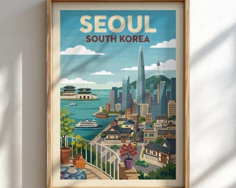 Puede incluir: Un póster de viaje enmarcado de Seúl, Corea del Sur, que muestra un horizonte con la torre Lotte World, arquitectura coreana tradicional, un río con barcos y un balcón en primer plano con plantas en macetas y una taza sobre una mesa.