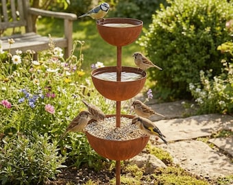 Vaschetta e mangiatoia per uccelli rustica a più livelli in metallo con finitura decorativa effetto terra per uccelli da giardino.