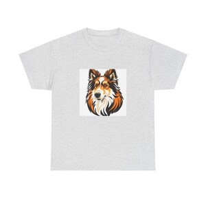 Op de afbeelding: Lichtgrijs t-shirt met een vierkante afbeelding van een hondenhoofd. De hond heeft bruin, oranje en wit haar. Het t-shirt is gemaakt van een zacht, comfortabel materiaal.