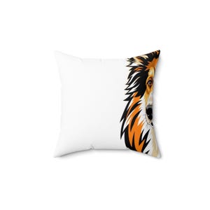 Op de afbeelding: Wit vierkant sierkussen met een gestileerde illustratie van een hondengezicht. De vacht van de hond is afgebeeld in tinten oranje, zwart en bruin, tegen een witte achtergrond. Een decoratief item.