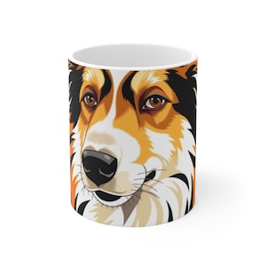 Op de afbeelding: Witte keramische mok met een gedetailleerde illustratie van het gezicht van een hond. De hond heeft bruine ogen, een zwarte neus en een vacht van oranje, wit en zwart. De mok heeft een wit interieur en een oranje achtergrond.