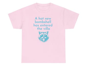 Het ny bomb har kommit in i villan Tvättbjörn T-shirt | Rolig reality-TV-inspirerad t-shirt | Trash Panda grafisk t-shirt | Viral meme-gåva