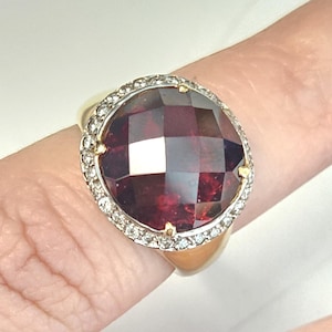Anello vintage in oro giallo 14k con granato rosso e diamanti, alone rotondo da 9 carati