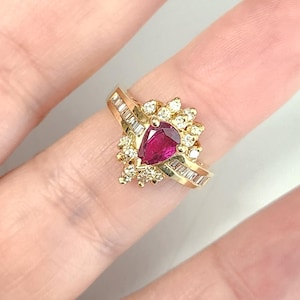 Anillo de cóctel vintage de oro amarillo de 14 quilates con rubí rojo y diamantes en forma de pera y baguette.