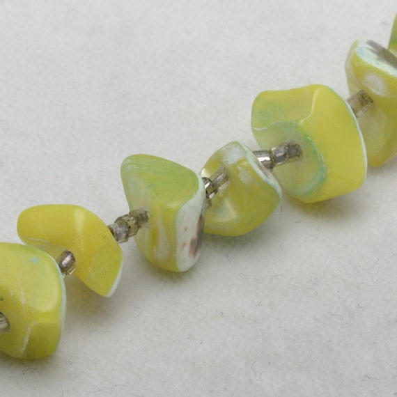 Vintage LIME GREEN Died Mother of Pearl Bead Neck… - image 3