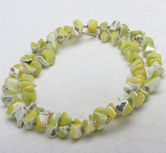 Vintage LIME GREEN Died Mother of Pearl Bead Neck… - image 2