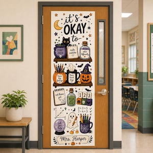 Op de afbeelding: Een verticale deurbanner met de tekst 'it's OKAY to' en 'Mrs. Harper', voorzien van illustraties van een zwarte kat, pompoenen, spoken, toverdrankflesjes en schoolspullen. Het ontwerp bevat motiverende teksten op een witte achtergrond.