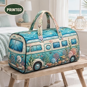 Könnte beinhalten: Eine gesteppte Reisetasche in Form eines Vintage-Vans mit einem lebendigen Ozean-Motiv aus Korallen, Muscheln und kleinen Fischen in Blau-, Türkis- und Rosatönen. Die Tasche verfügt über zwei Tragegriffe und einen Reißverschluss an der Oberseite.