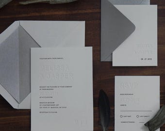 Minimale reliëf monogram huwelijksuitnodiging, boekdruk initialen, modern wit op wit uitnodigen, minimale uitnodigingsset met RSVP 33