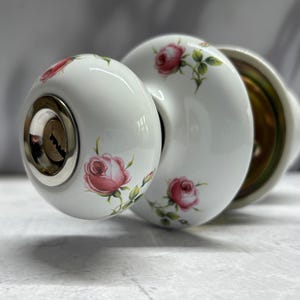 Juego de pomos de puerta de cerámica con rosas rosadas antiguas, cerradura de puerta de porcelana de estilo campestre francés.