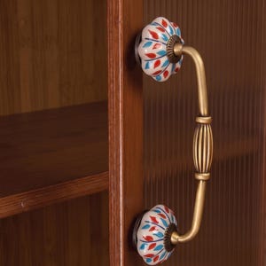 Maniglie per mobili in ottone ceramico dipinte a mano, maniglie per cassetti con motivo floreale rosso e blu (passo 5,04")