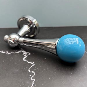 Klamka do drzwi z ceramiczną kulką w kolorze nieba, polerowany chromowany stop cynku, okucia zamka w stylu francuskiego art déco