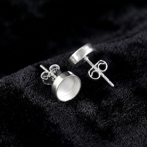 Pendiente redondo de plata de ley 925 con engaste en blanco. Engaste para pendientes de botón de 5 mm a 15 mm. Engaste para pendientes de botón redondos con piedras preciosas. Fundición de metal para pendientes de botón. Hazlo tú mismo.