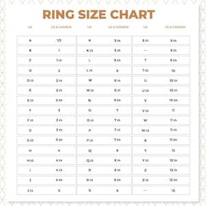Op de afbeelding: Een witte ringmaatkaart met bruine tekst en de titel RING SIZE CHART. De tabel toont drie kolommen met Britse lettermaten gekoppeld aan bijbehorende Amerikaanse en Canadese numerieke maten, vari&euml;rend van A tot Z 1/2 en 1/2 tot 13.