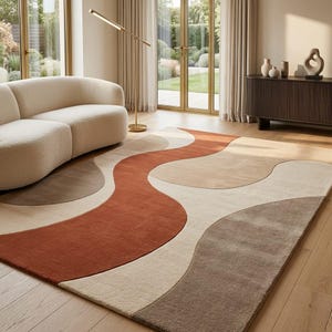 Könnte beinhalten: Ein rechteckiger Teppich mit einem großflächigen abstrakten Muster aus fließenden, organischen Formen in Terrakotta-, Beige- und Taupetönen. Das Design besteht aus geschwungenen, wellenartigen Bändern, die sich über die gesamte Fläche erstrecken.