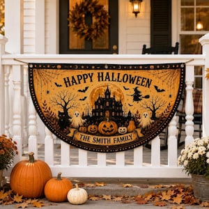 Puede incluir: Un estandarte de Halloween semicircular con una casa encantada, una bruja en escoba, fantasmas, murciélagos y calabazas. El texto dice HAPPY HALLOWEEN y THE SMITH FAMILY. El diseño presenta tonos naranja, negro y crema con telarañas.