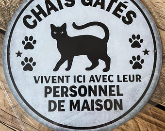 Plaque métal chats “Chats gâtés vivent ici” – Décoration maison humour – Panneau chat 20 cm