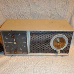 Zenith Model J514 AM Tube Radio