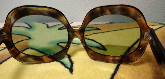 Mod "Tortoise Shell" Women's Sunglasses - image 9