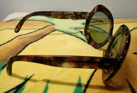 Mod "Tortoise Shell" Women's Sunglasses - image 6