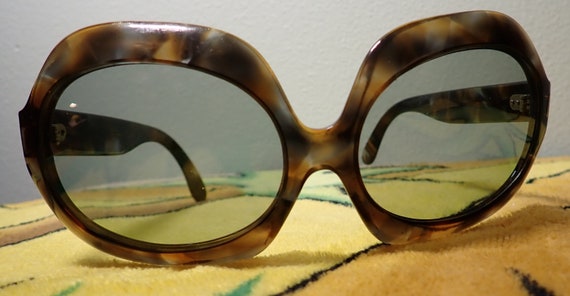 Mod "Tortoise Shell" Women's Sunglasses - image 8