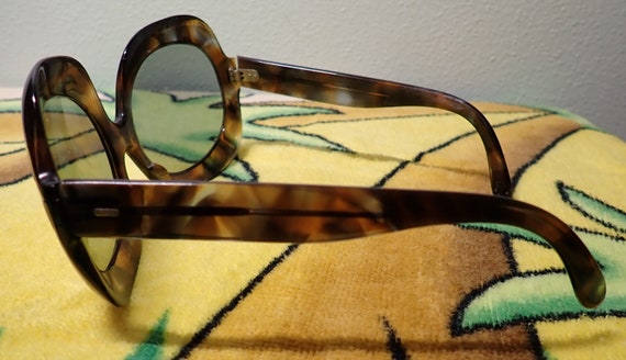 Mod "Tortoise Shell" Women's Sunglasses - image 3