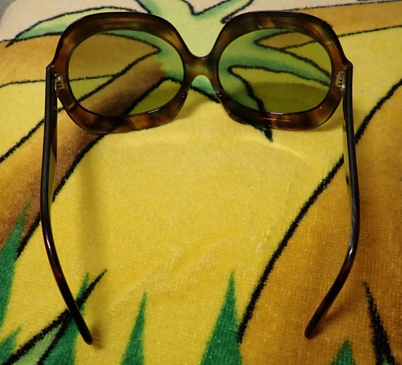 Mod "Tortoise Shell" Women's Sunglasses - image 5