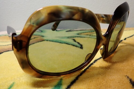 Mod "Tortoise Shell" Women's Sunglasses - image 7