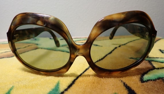 Mod "Tortoise Shell" Women's Sunglasses - image 1