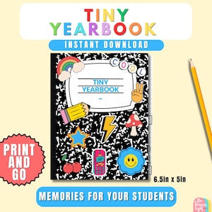 Può includere: Una copertina di annuario in stile quaderno con la scritta "TINY YEARBOOK" in lettere colorate. La copertina presenta vari adesivi di cartoni animati, tra cui un arcobaleno, una stella e un fungo. Le dimensioni sono 16,5 x 12,7 cm.