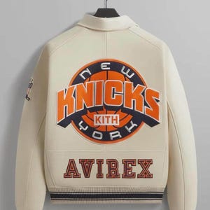 Chaqueta universitaria de cuero de los New York Knicks, estilo retro bomber de Kith Avirex imagen 1