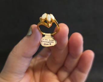 Vintage jaren 1960 14K goud gegalvaniseerde UNICAS cocktailring met opalen en strassteentjes (maat 5)