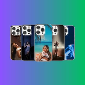 Può includere: Cinque cover per smartphone disposte in fila, ognuna con una diversa stampa fotografica di una persona. I design includono ritratti, una scena in spiaggia con una persona che tiene un bicchiere, un concerto e una figura blu sfocata.