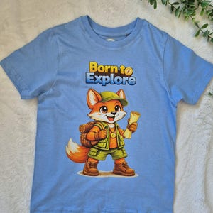 キッズ用「探検するために生まれた」キツネデザインTシャツ｜名入れTシャツ｜小さな探検家へのギフト｜ユニセックスTシャツ